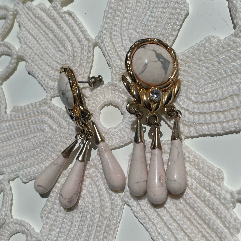 Vintage white/cream and Gold tone Dangle Earrings